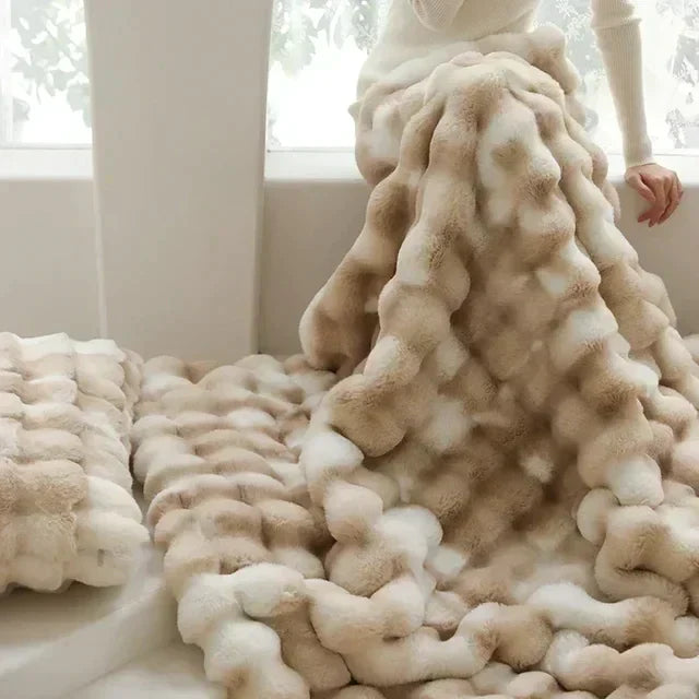 Portable Fluffy Blanket made of Faux Fur - VeluLuxe